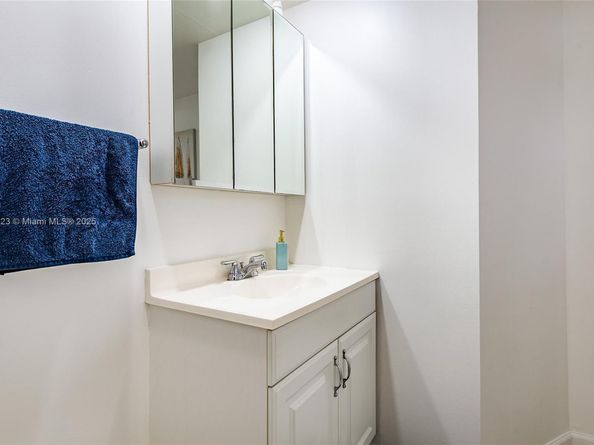 1750 NE 191st St 7082, Miami FL 33179