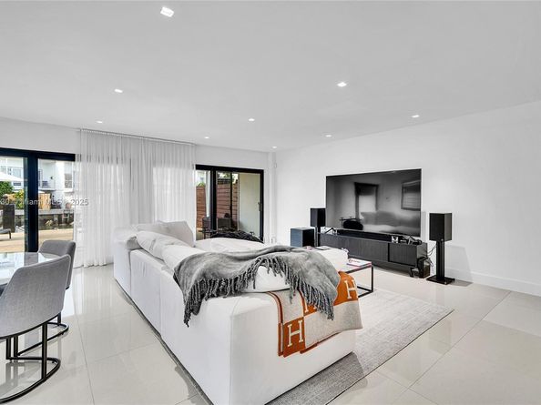 830 Raymond St, Miami Beach FL 33141