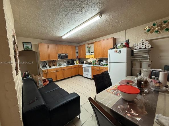 3090 NW 33rd St, Miami FL 33142