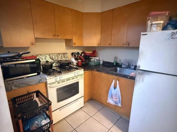 3090 NW 33rd St, Miami FL 33142