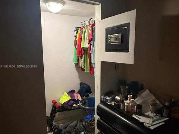 3090 NW 33rd St, Miami FL 33142