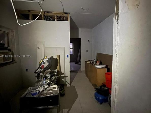 3090 NW 33rd St, Miami FL 33142