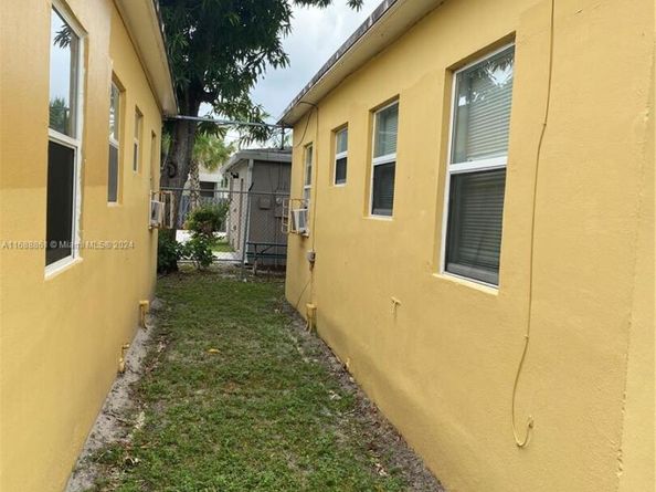 640 NW 10th Ter, Fort Lauderdale FL 33311