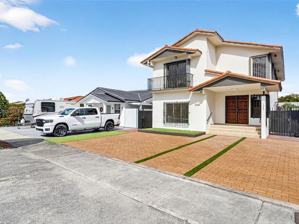 1285 W 42nd Pl, Hialeah FL 33012