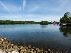 400 SE Kings Point Dr 82223, Sunny Isles Beach FL 33160