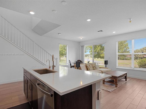 4317 Lago Dr, Deerfield Beach FL 33064