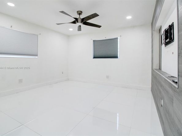 7460 NW 1st Ct, Pembroke Pines FL 33024