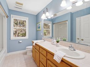 2 Pipers Gln, Andover MA 01810