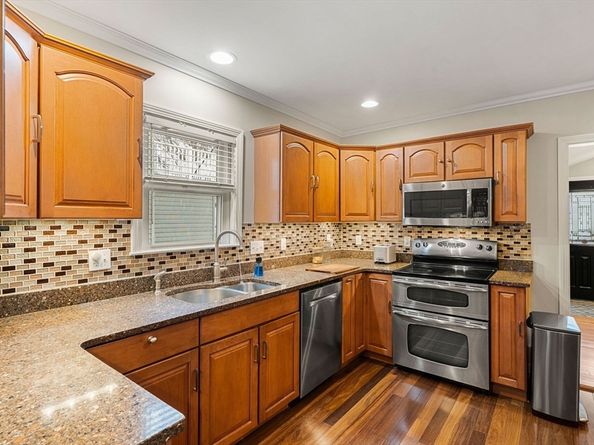 11 Evans Rd, Peabody MA 01960