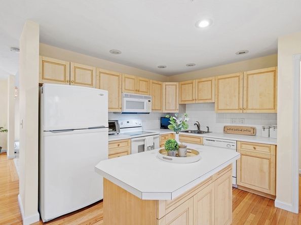 7E Strawberry Lane E, Hudson MA 01749