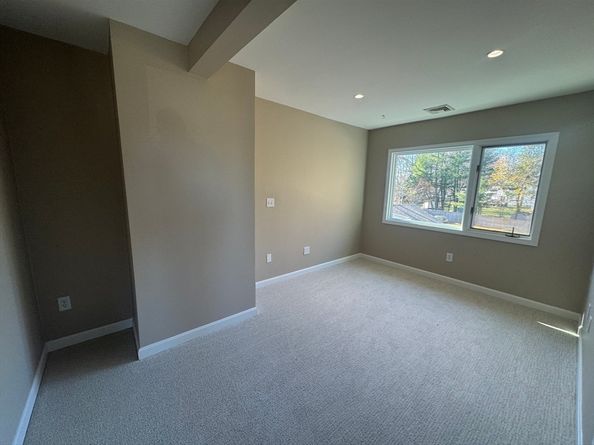 39 Neillian St 39, Bedford MA 01730