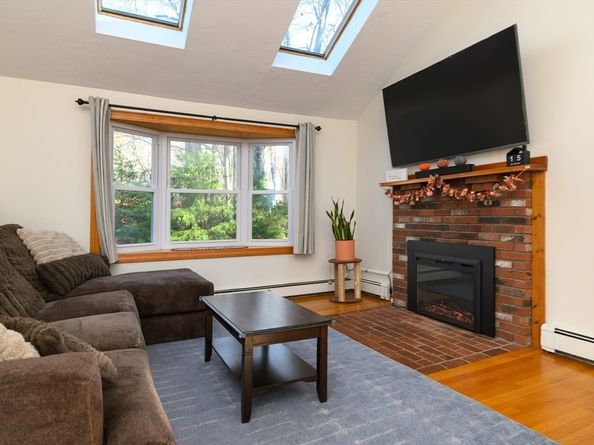 12 Hickory Rd, Millville MA 01529