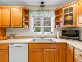 291 County Rd, Marion MA 02738