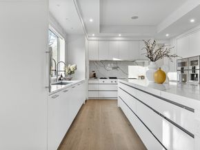 286 Country Dr, Weston MA 02493