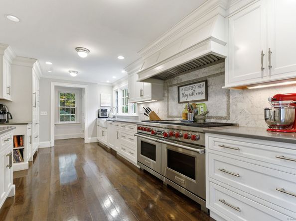 758 Smith Ridge Road, New Canaan CT 06840
