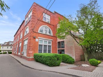 32 Pine Street