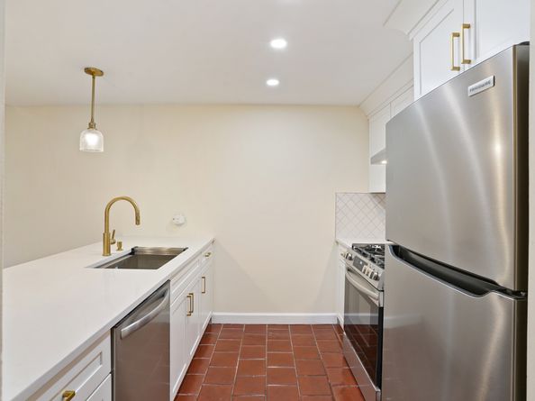 32 Pine Street APT 9, Norwalk CT 06854