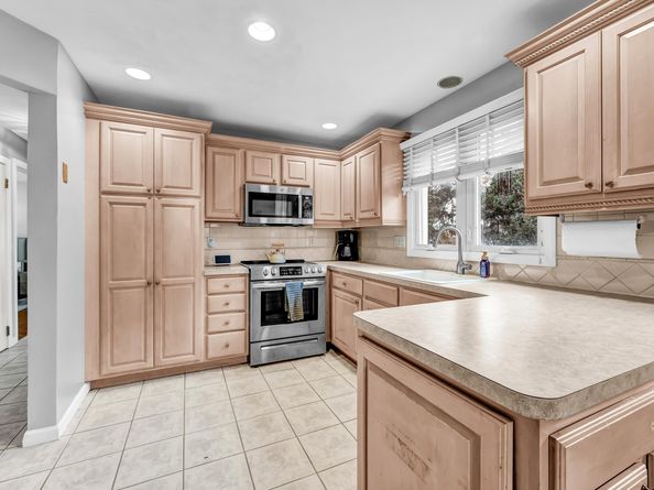 735 Chickadee Lane, Stratford CT 06614