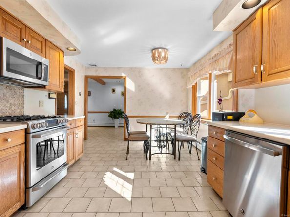 42 Captains Walk, Trumbull CT 06611
