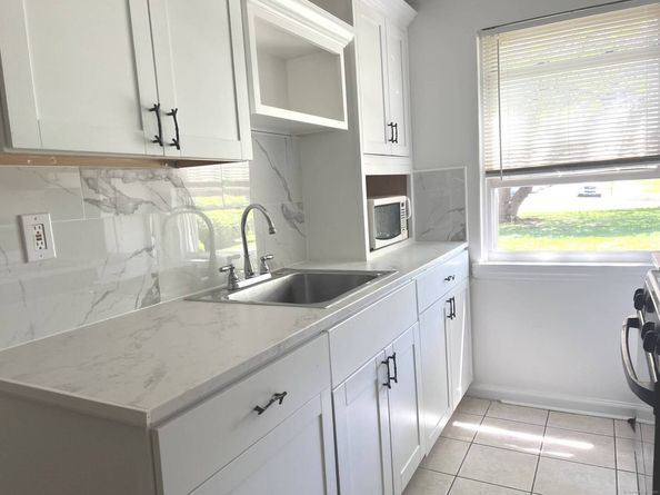 198 Seaton Road Apt 1, Stamford CT 06902