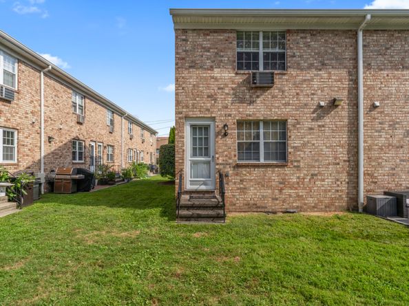 40 Lindstrom Road 40, Stamford CT 06902