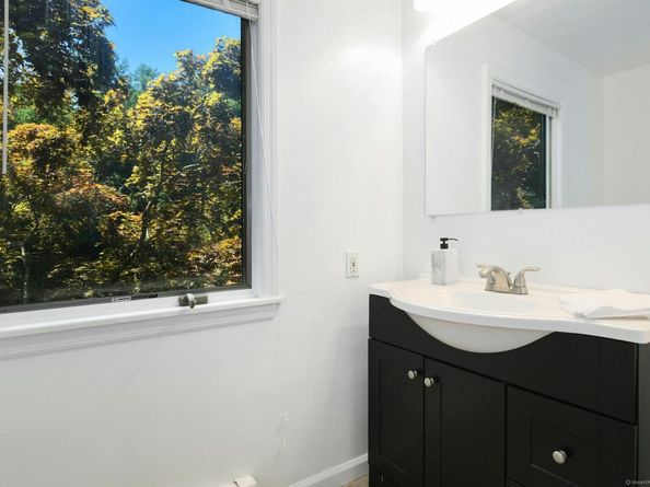 8 Oak Lane, Weston CT 06883