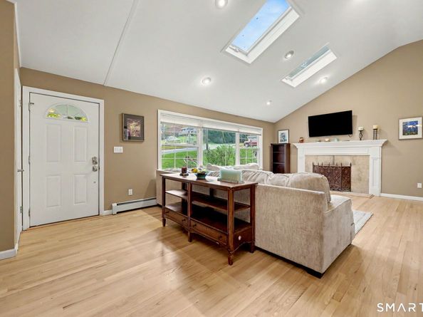 15 Geraldine Circle, Trumbull CT 06611