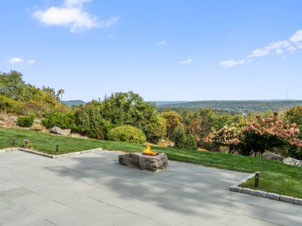 11 Hillcrest Drive, New Fairfield CT 06812