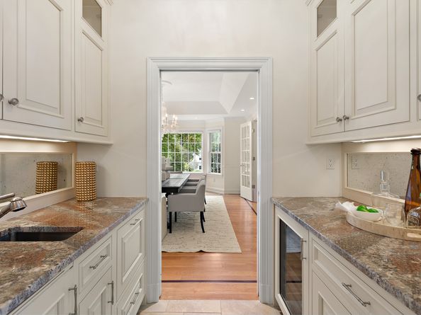 113 Skyview Lane, New Canaan CT 06840