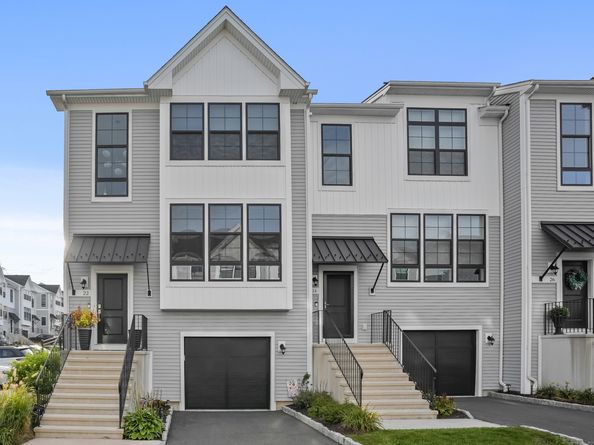 22 Brentwood Circle 22, Danbury CT 06810