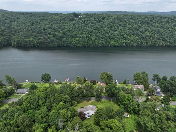 21 Lillinonah Drive, Brookfield CT 06804