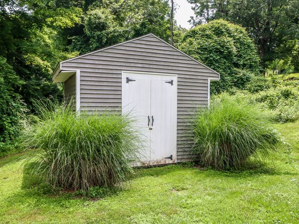 21 Lillinonah Drive, Brookfield CT 06804