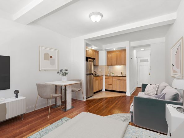 320 East 42nd Street 2505, New York NY 10017
