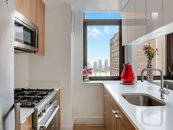 310 East 46th Street 20H, New York NY 10017