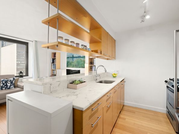 100 West 39th Street 43J, New York NY 10018