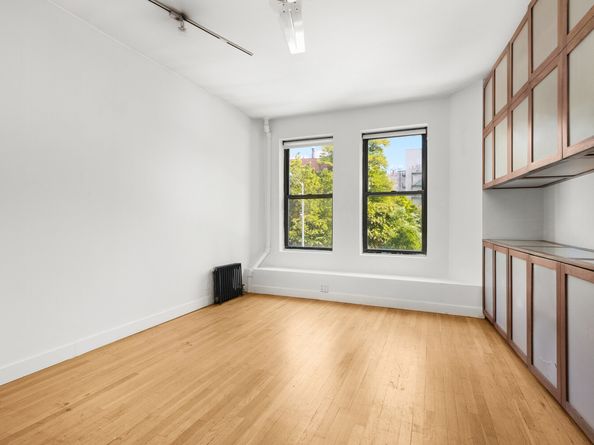 149 Ave C 2F, New York NY 10009