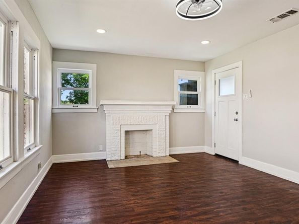 2414  Emmett Street , Dallas Texas 75211