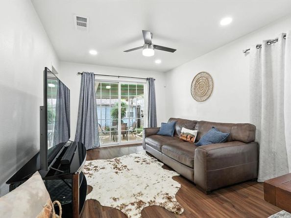 5111  Stoneleigh Avenue , Dallas Texas 75235