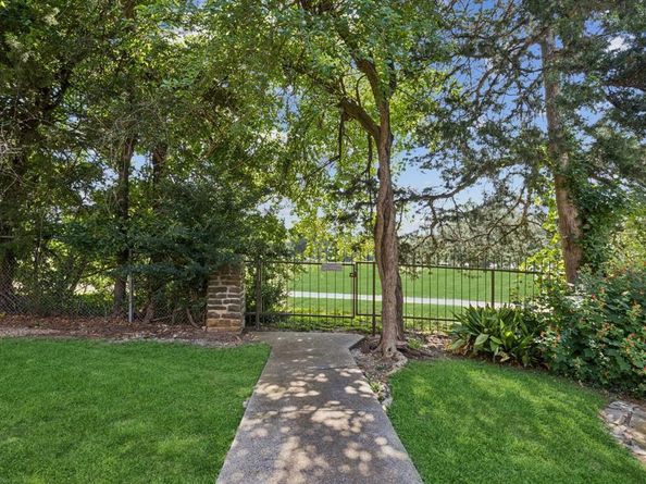 2505  Wedglea Drive  209, Dallas Texas 75211