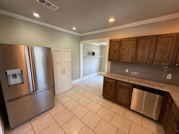 911 N Montclair Avenue , Dallas Texas 75208