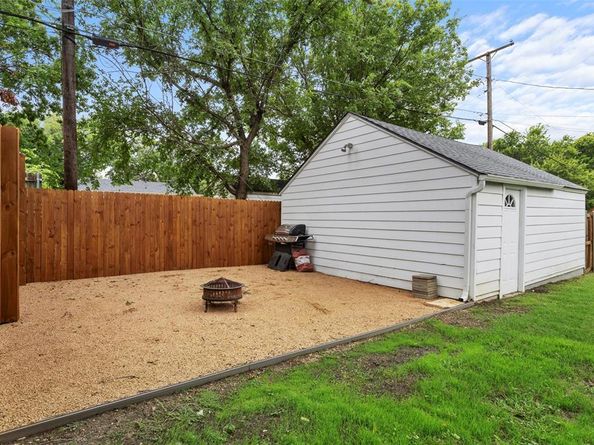 2721  Benbrook Boulevard , Fort Worth Texas 76109