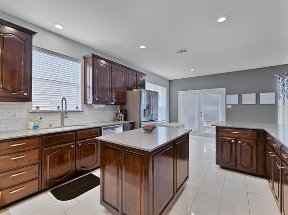 1114  Wynnewood Drive , Glenn Heights Texas 75154