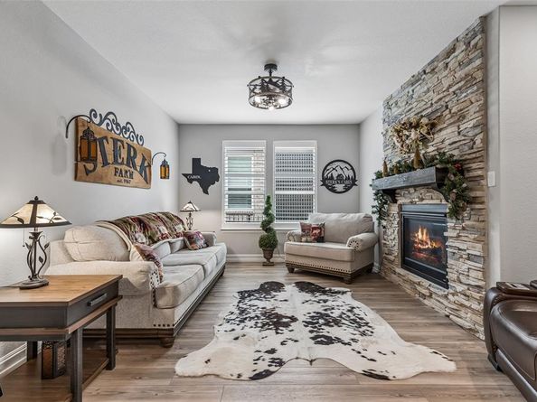 916  Firework Drive , Aubrey Texas 76227