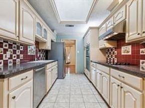 1702  Paisley Drive , Arlington Texas 76015