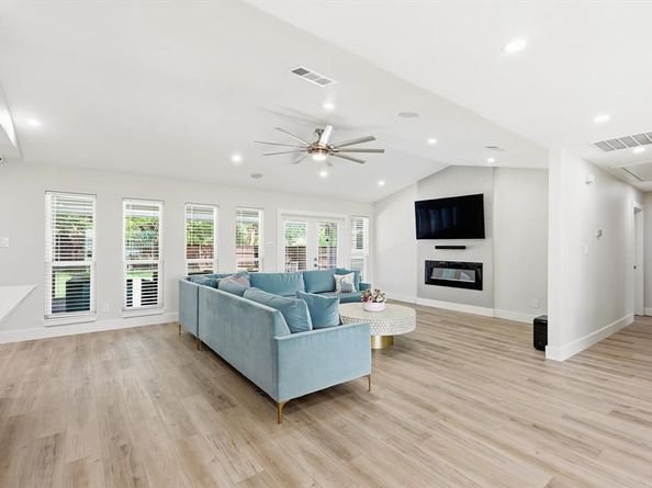 1909 W Red Bird Lane , Dallas Texas 75232