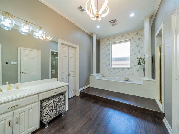 2121  Bay Club Drive , Arlington Texas 76013