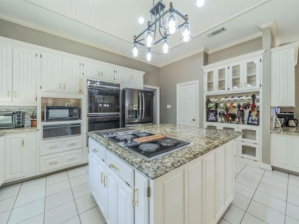 2121  Bay Club Drive , Arlington Texas 76013
