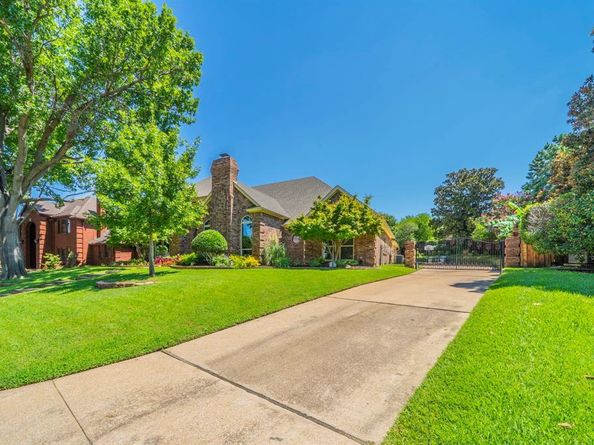 2121  Bay Club Drive , Arlington Texas 76013
