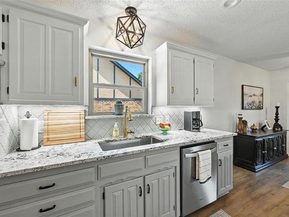 1112  Meadow Crest Lane , Mansfield Texas 76063