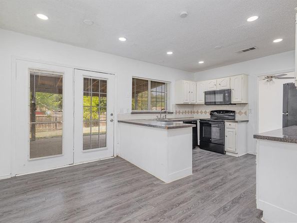 905  Eagle Drive , DeSoto Texas 75115